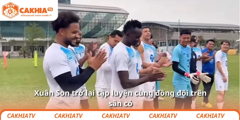 Xuân Son trở lại tập luyện cùng đồng đội trên sân cỏ